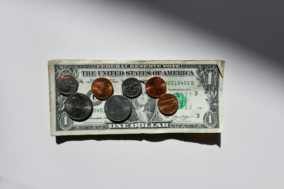 US flag, money, and calculator symbolizing reducing income tax in the United States